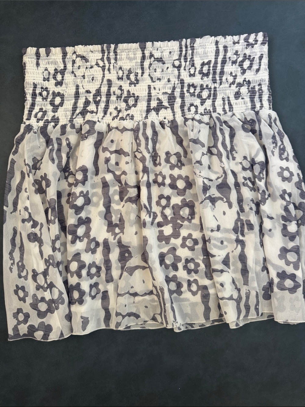 Cabi Smocked Floral Tiered Mini Skirt in White and Gray Size L